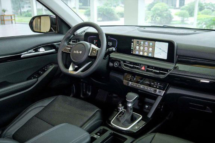 Bên trong mẫu xe SUV Kia Seltos 2024 bản GT-Line cao cấp nhất của mẫu SUV cỡ B này xuất hiện ghế/vô lăng bọc da, lẫy chuyển số thể thao sau vô lăng, ghế lái chỉnh điện 8 hướng, ghế trước có tính năng làm mát,...