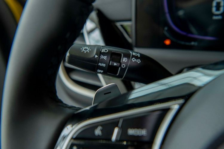 Ngoài ra, xe còn có hệ thống điều khiển hành trình thích ứng, hỗ trợ giới hạn tốc độ, hỗ trợ tránh va chạm điểm mù phía sau, hỗ trợ tránh va chạm phương tiện cắt ngang phía sau, cảnh báo/hỗ trợ giữ làn đường,...