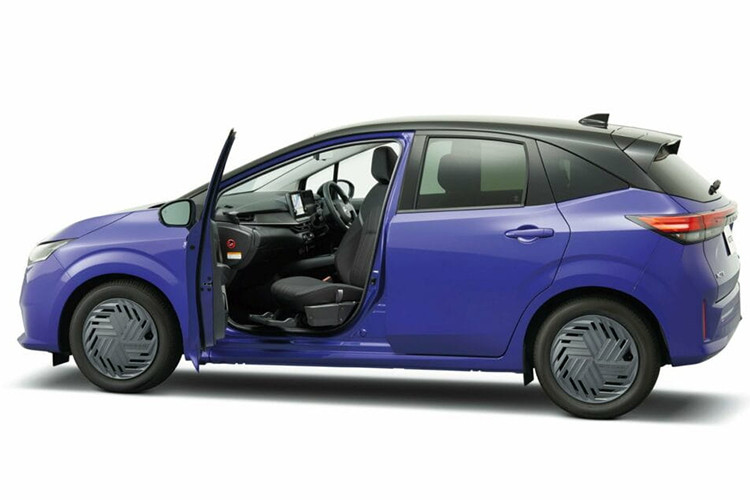 Bên dưới, hốc hút gió trên cản trước được mở rộng và cản sau có thiết kế nổi khối bất đối xứng. Ngoài ra, bộ vành 16inch của Nissan Note mới cũng được tạo hình lại lấy cảm hứng từ các họa tiết hình học truyền thống của Nhật tạo cảm giác 3 chiều khiến cho chiếc xe trở nên tương lai hơn.