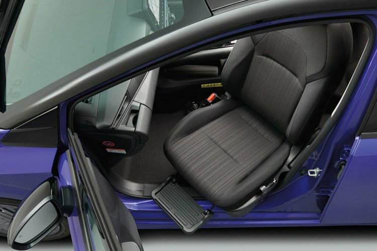 Đặc biệt, hộp đựng găng tay hai tầng trên bản mới đã được mở rộng nhằm tăng tính thực dụng cho chiếc xe. Ngoài ra Nisan Note tại Nhật Bản còn có biến thể ghế phụ phía trước có thể xoay bằng tay để ra vào xe một cách dễ dàng đối với người khuyết tật hoặc phụ nữ mặc váy.