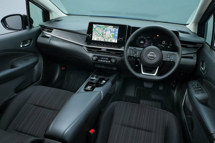 Bên trong khoang lái, bản cập nhật Nissan Note vẫn nổi bật với màn hình thông tin giải trí 9inch và bảng đồng hồ kỹ thuật số 7inch tương tự phiên bản cũ. Để tạo cảm giác mới mẻ cho nội thất, các nhà thiết kế đã đưa những hoạ tiết hình học giống thiết kế mâm xe lên bảng táp-lô và bọc lưng ghế.