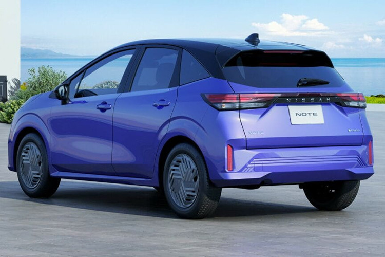 Điểm nổi bật nhất trên bản facelift của Nissan Note là mặt ca-lăng V-Motion đã được tái thiết kế, với các thanh ngang mỏng cùng màu thân xe kết hợp các chi tiết mạ chrome tạo điểm nhấn.