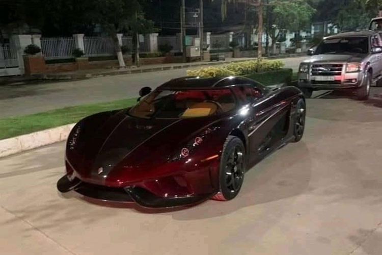 Ngoài Koenigsegg Regera, bộ sưu tập siêu xe của Hoàng Kim Khánh còn có hypercar McLaren Senna, Ferrari 488 Pista Spider, Lamborghini Aventador S LP740-4, xe thể thao hạng sang Aston Martin V8 Vantage, xe siêu sang Bentley Mulsanne EWB và 2 chiếc SUV siêu sang là Bentley Bentayga V8 và Cadillac Escalade ESV Sport. 
