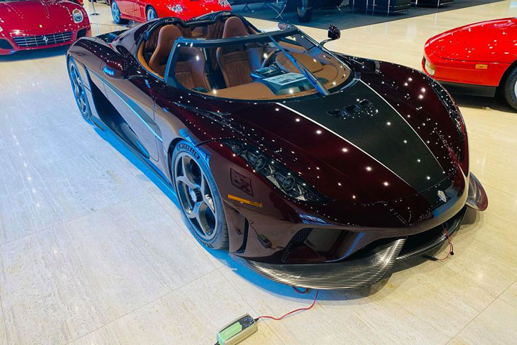 Koenigsegg Regera của Hoàng Kim Khánh có ngoại thất sơn màu đỏ carbon cùng các điểm nhấn carbon khác. Xe sở hữu nội thất bọc da cao cấp màu nâu cùng nhiều chi tiết nhôm trang trí và hệ thống đèn viền sang trọng.