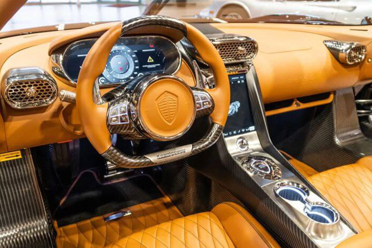 Hệ dẫn động hybrid của bom tấn Koenigsegg Regera duy nhất về dải đất hình chữ S có khả năng tăng tốc từ vị trí xuất phát lên 100 km/h trong thời gian 2,8 giây trước khi đạt vận tốc tối đa 400 km/h.