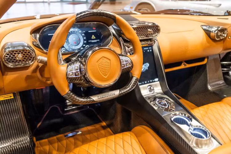 Hệ dẫn động hybrid của bom tấn Koenigsegg Regera duy nhất về dải đất hình chữ S có khả năng tăng tốc từ vị trí xuất phát lên 100 km/h trong thời gian 2,8 giây trước khi đạt vận tốc tối đa 400 km/h.