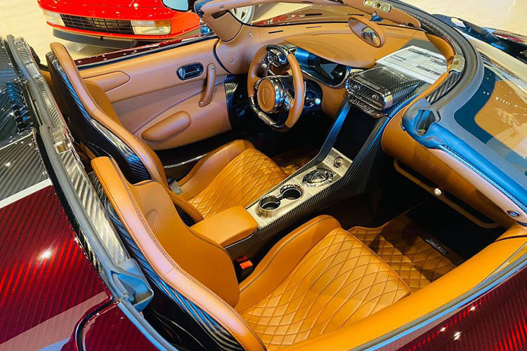 Chiếc Koenigsegg Regera hãng hiếm này được trang bị động cơ máy xăng V8, Biturbo, dung tích 5.0 lít và 3 mô-tơ điện sản sinh ra công suất tổng cộng 1.500 mã lực và mô-men xoắn cực đại 2.000 Nm.