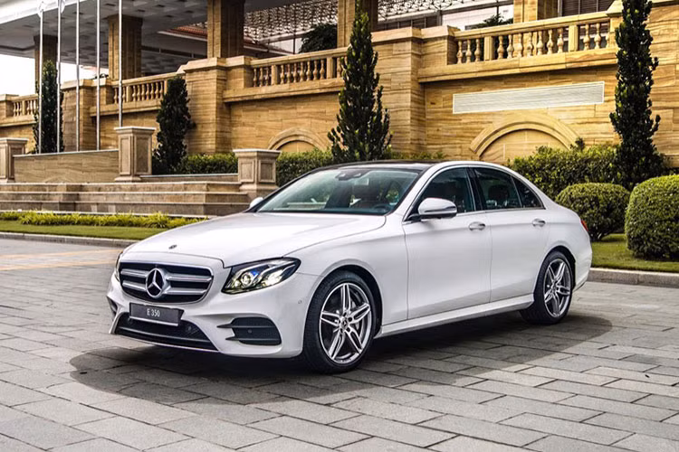 Mercedes-Benz Viet Nam lien tuc trieu hoi nam 2022, gia van tang khung