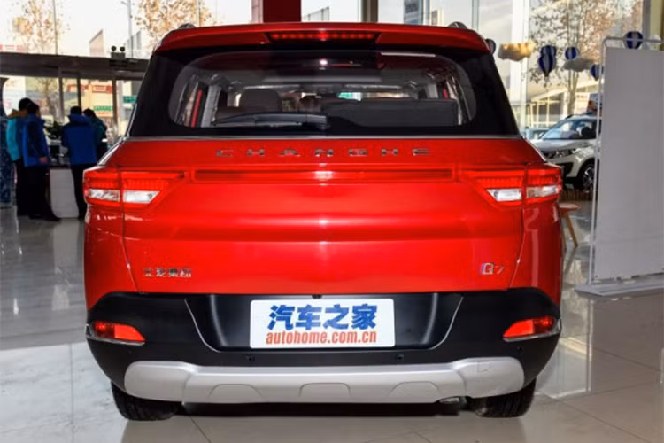 Thiết kế cụm đèn hậu của của mẫu xe nhái Range Rover này bị đánh giá là xấu hơn so với những phiên bản từng bị "đạo" phong cách xe sang tại Trung Quốc. Ngoài việc logo phía sau cùng một vài chi tiết mang phong cách na ná mẫu SUV địa hình hạng sang Anh quốc, cản sau của xe khiến nó "xấu thệm tệ", như bị cắt rời ra khỏi thân xe.