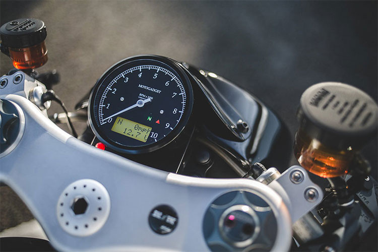 Calum cùng cộng sự Des Francis chịu ảnh hưởng từ những tay đua TT trước đây nhưng đột phá hơn với các đường nét hiện đại. Điều này hoàn toàn phù hợp với chiếc Triumph Thruxton R cực kỳ sang trọng này. Thiết kế này được Calum mô tả là “một sự kết hợp giữa phong cách dễ dàng và chất lượng cơ bản”.