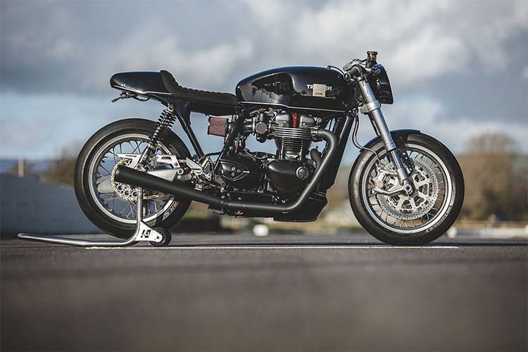 Nhìn từ đầu hay đuôi, chiếc Triumph Thruxton R này đều mang một dáng vẻ hoàn toàn khác lạ. Hệ thống chiếu sáng từ Motogadget gồm đèn rẽ và đuôi mới. Chụp đèn trước có thể nhét vào túi dưới yên. 