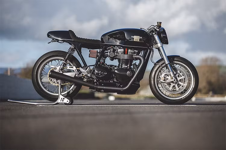 Nhìn từ đầu hay đuôi, chiếc Triumph Thruxton R này đều mang một dáng vẻ hoàn toàn khác lạ. Hệ thống chiếu sáng từ Motogadget gồm đèn rẽ và đuôi mới. Chụp đèn trước có thể nhét vào túi dưới yên. 