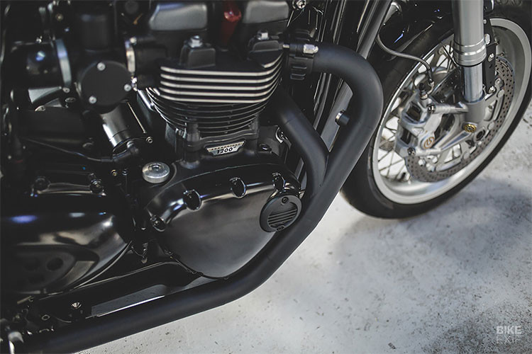 Xe cũng chuyển sang côn dầu với sản phẩm Magura HC3 mang lại cảm giác mượt và nhẹ hơn. Venhill Engineering cung cấp các ống dầu thắng và pát mới. deBolex cũng đã chuyển từ tay ga điện sang loại dây truyền thống. Hệ thống ECU mới được gắn dưới yên cùng ắc quy Shorai.