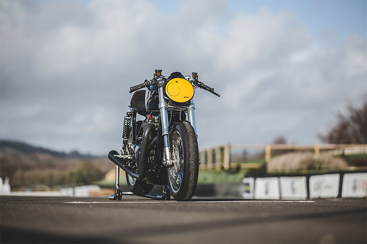 Chưa hết, Dàn áo và bảng số đua trang trí trên xe cũng có thể tháo lắp nhanh chóng khá tiện dung. deBolex không muốn phần dây điện ảnh hưởng đến phong cách tạo hình nên đã thay đổi hoàn toàn. Dây điện và ECU được chế tạo riêng sau đó.