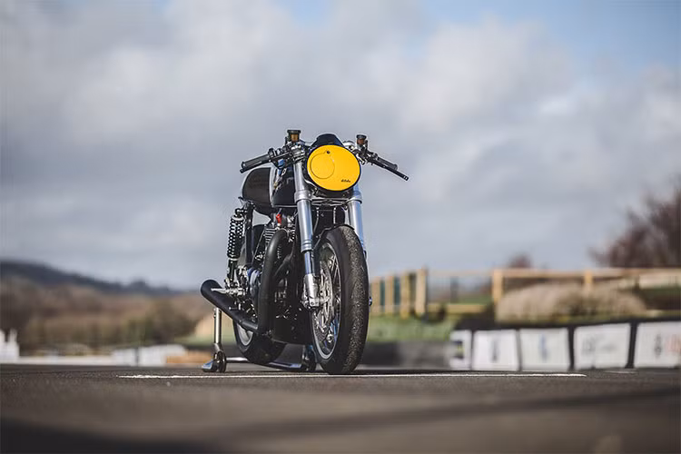 Chưa hết, Dàn áo và bảng số đua trang trí trên xe cũng có thể tháo lắp nhanh chóng khá tiện dung. deBolex không muốn phần dây điện ảnh hưởng đến phong cách tạo hình nên đã thay đổi hoàn toàn. Dây điện và ECU được chế tạo riêng sau đó.