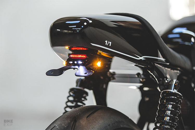 Toàn thân xe phủ sơn đen càng làm nổi cặp mâm Excel hàng đầu được phun cát và mạ sáng, kết hợp cùng các căm bằng inox, hài hoà trong vòng lốp Metzeler Racetec RR. Hệ thống treo ban đầu đã rất tốt nhưng deBolex vẫn nâng cấp cả trước sau bằng phuộc của Maxton.