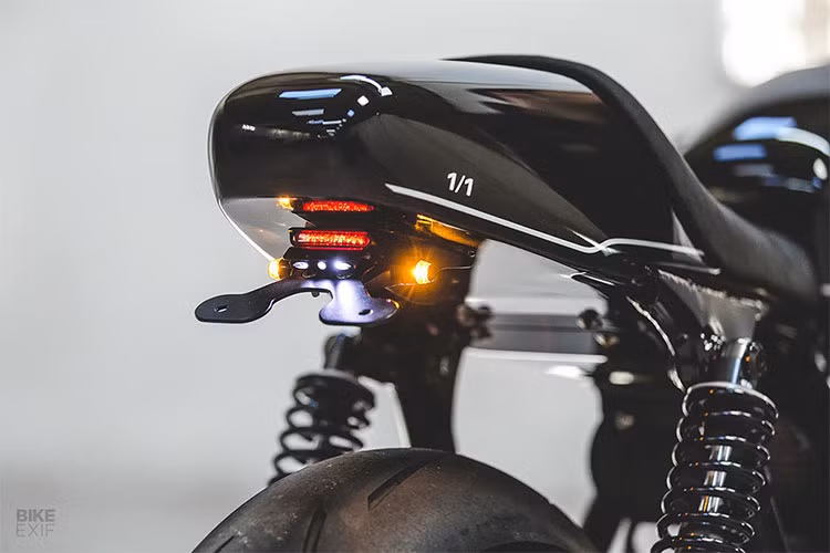 Toàn thân xe phủ sơn đen càng làm nổi cặp mâm Excel hàng đầu được phun cát và mạ sáng, kết hợp cùng các căm bằng inox, hài hoà trong vòng lốp Metzeler Racetec RR. Hệ thống treo ban đầu đã rất tốt nhưng deBolex vẫn nâng cấp cả trước sau bằng phuộc của Maxton.