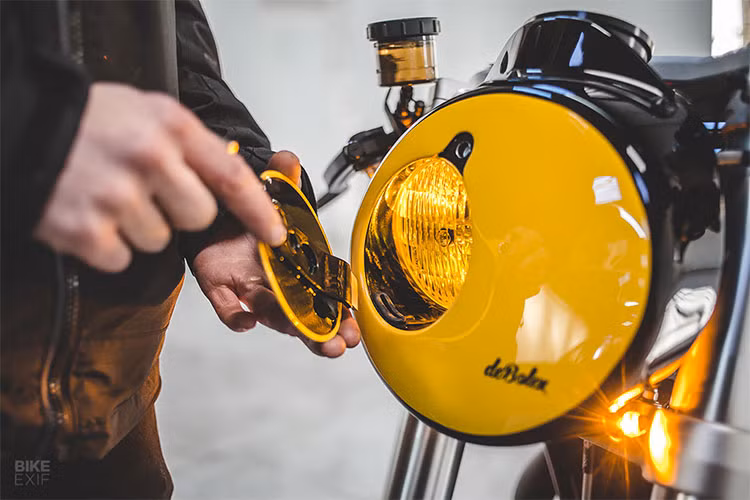 Calum cho biết: “Cách chúng tôi làm y hệt thời kì những năm 50, 60. Các nhà sản xuất sẽ gỡ bỏ phần khung thép nặng nề và thay vào đó bằng thứ nhôm nhẹ hơn đồng thời cải tiến động cơ. Chúng tôi được tự do thiết kế, thế nên mẫu xe sẽ đúng theo triết lý của deBolex”.