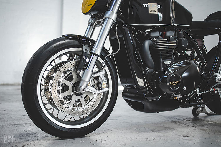 Bình xăng của chiếc Triumph Thruxton R độ độc này cũng đã được làm mới bằng khuôn gỗ mang phong cách cafe racer. Bơm xăng đặt trên pát nhôm. Trên đỉnh là nắp xăng Rizoma cùng van một chiều.