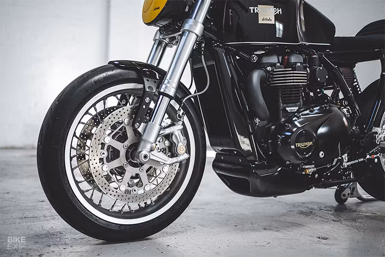 Bình xăng của chiếc Triumph Thruxton R độ độc này cũng đã được làm mới bằng khuôn gỗ mang phong cách cafe racer. Bơm xăng đặt trên pát nhôm. Trên đỉnh là nắp xăng Rizoma cùng van một chiều.