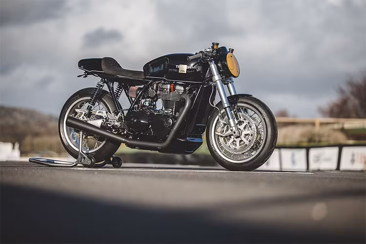 Nhiệm vụ tạo nên một chiến mã Triumph Thruxton R độc đáo, khác biệt này được giao lại cho tay độ Calum Pryce-Tidd và anh đã “lột xác” chiếc xe môtô Anh quốc với ý tưởng quay về thiết kế cổ điển trước đây.