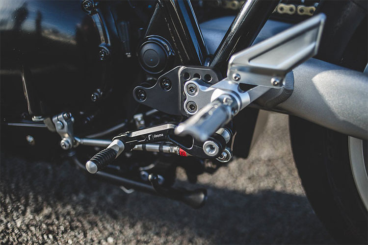 Calum cũng tin tưởng giao nhiệm vụ chế tạo pát ghi đông mới tại cơ sở Fastec Racing. Thắng trước nâng cấp bằng kẹp phanh Brembo 484 và đĩa 320 mm từ ISR. Đồng thời, phần đuôi được thay đổi bằng linh kiện từ Rizoma cùng pát mới chế tạo bởi Fastec.