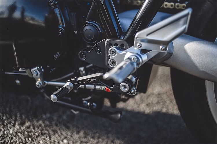 Calum cũng tin tưởng giao nhiệm vụ chế tạo pát ghi đông mới tại cơ sở Fastec Racing. Thắng trước nâng cấp bằng kẹp phanh Brembo 484 và đĩa 320 mm từ ISR. Đồng thời, phần đuôi được thay đổi bằng linh kiện từ Rizoma cùng pát mới chế tạo bởi Fastec.