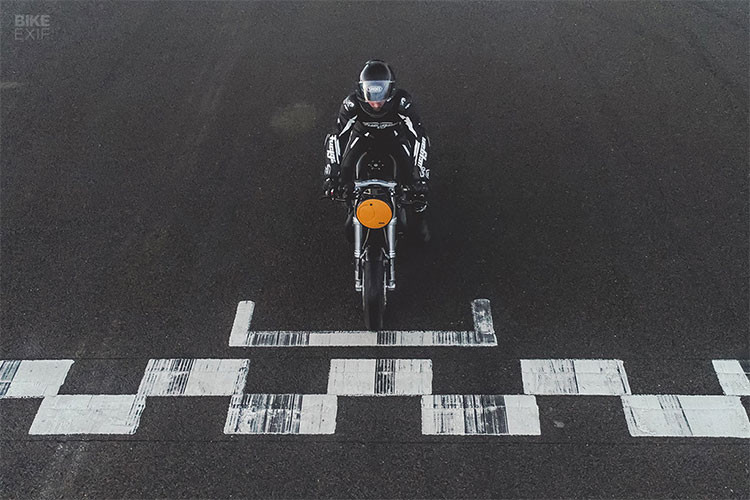 Xe có 2 chế độ lái là Race và Town giúp việc điều khiển dễ chịu hơn. Khâu này được thực hiện bởi X Bikes, chuyên thiết kế và lắp đặt các bó dây điện. Calum cho biết: “Các giắc đều chuyển sang loại cắm rút đơn giản để tăng cảm giác thể thao đồng thời dễ bảo dưỡng hơn”.