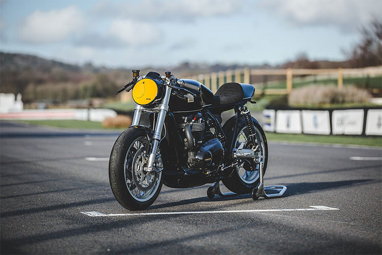 Chiếc xe môtô Thruxton R “độc nhất vô nhị” trong bài viết này dành riêng cho hoàng tử Mateen của Brunei, người từng tốt nghiệp học viện quân sự Sandhurst, hiện đang là phi công và vận động viên cấp quốc gia.