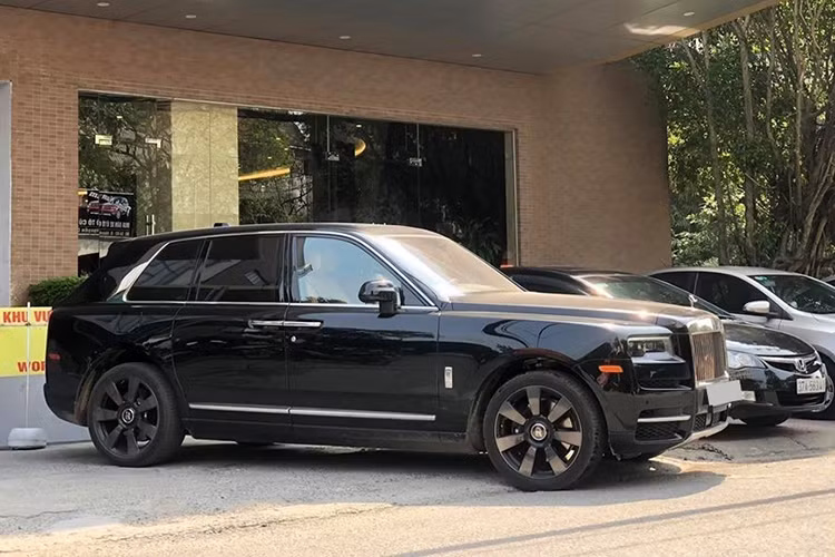 Ngoài xe siêu sang Rolls-Royce và Bentley Mulsanne EWB, dàn xe sang rước dâu còn có một số mẫu xe đắt tiền đáng chú ý khác như Mercedes-AMG G63 Edition 1 có giá hơn 13 tỷ đồng, Porsche Panamera, hơn 10 chiếc Range Rover, Mercedes-Benz S-Class, Lexus LX570, …