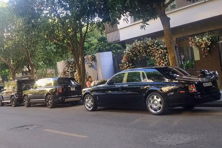 Rolls-Royce Cullinan hiện đang trở thành chiếc SUV "hot" nhất trên thế giới, mẫu xe này được xem không có đối thủ trong phân khúc SUV siêu sang, khi so về mức giá, phản hồi về cảm giác lái của các khách hàng. Xe được trang bị động cơ V12, tăng áp kép, dung tích 6.75 lít, sản sinh công suất tối đa 563 mã lực và mô-men xoắn cực đại 850 Nm tại vòng tua máy 1.600 vòng/phút, hộp số tự động ZF 8 cấp và hệ dẫn động 4 bánh toàn thời gian và đánh lái 4 bánh hoàn toàn mới.