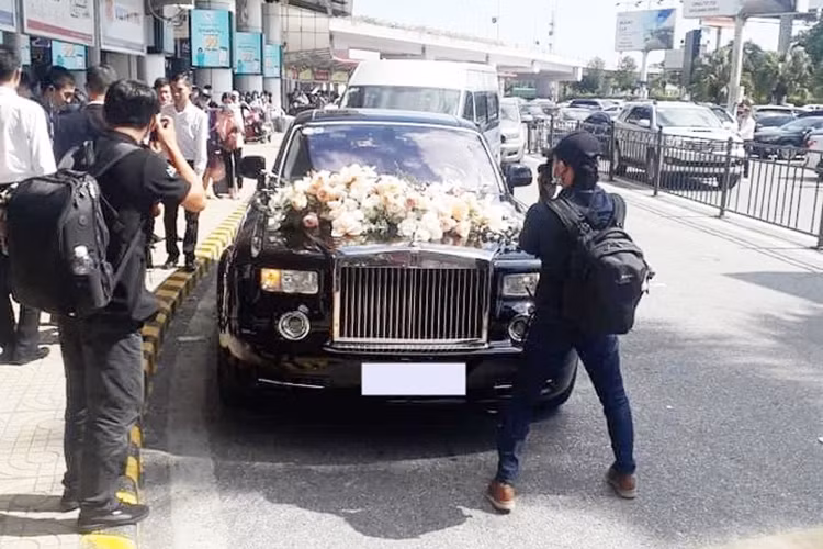 Nổi bật trong đoàn xe rước dâu này có chiếc xe siêu sang Rolls-Royce Phantom Oriental Sun hay còn gọi là Mặt trời phương Đông thuộc diện độc nhất thế giới đã gắn liền với tên tuổi của ông Lê Thanh Thản, Chủ tịch tập đoàn Mường Thanh.