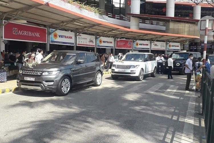 Mới đây, trên mạng xã hội lan truyền đoạn video quay lại cảnh một đoàn xe rước dâu hàng khủng khoảng 19 chiếc của các thương hiệu nổi tiếng Rolls-Royce, Bentley, Range Rover, Porsche Panamera, Lexus hay Mercedes-Benz tại Hà Nội đã khiến không ít người đi đường trầm trồ. Được biết, hơn phân nửa dàn xe thuộc sở hữu của tập đoàn Mường Thanh.