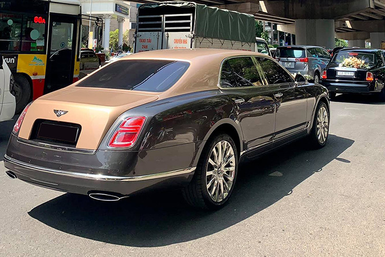 Ngoài bộ 3 xe siêu sang Rolls-Royce, trong đám cưới khủng này còn xuất hiện một chiếc xe siêu sang Bentley Mulsanne EWB. Mẫu xe siêu sang này được thiết kế dành khách hàng cao cấp, những vị khách thích tận hưởng cảm giác thoải mái và cũng là những người khó tính nhất.