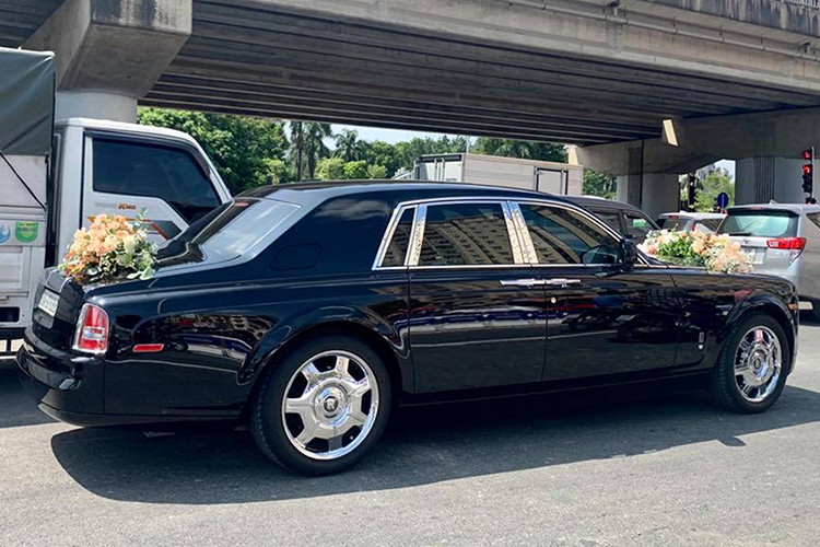 Động cơ của mẫu siêu sang này là loại V12, dung tích 6,75 lít tạo ra 453 mã lực tại vòng tua 5.350 vòng/phút và mô-men xoắn cực đại 720Nm tại vòng tua 3.500 vòng/phút kết hợp với hộp số tự động 6 cấp. Với trọng lượng lên tới gần 2,5 tấn, Rolls-Royce Phantom có thời gian tăng tốc lên 100 km/h khá ấn tượng là 5,9 giây.