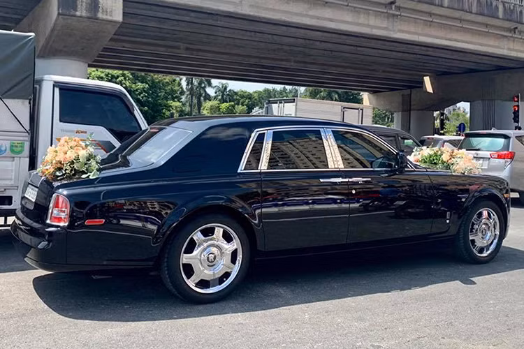 Động cơ của mẫu siêu sang này là loại V12, dung tích 6,75 lít tạo ra 453 mã lực tại vòng tua 5.350 vòng/phút và mô-men xoắn cực đại 720Nm tại vòng tua 3.500 vòng/phút kết hợp với hộp số tự động 6 cấp. Với trọng lượng lên tới gần 2,5 tấn, Rolls-Royce Phantom có thời gian tăng tốc lên 100 km/h khá ấn tượng là 5,9 giây.