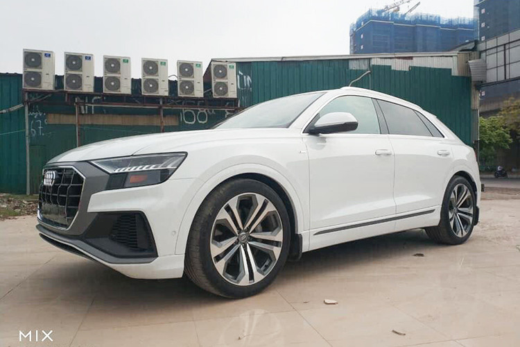 Mẫu SUV hạng sang Audi Q8 mới được xếp vào phân khúc SUV-coupe cùng với BMW X6 và Mercedes-Benz GLE coupe. Ngoại hình chiếc xe khác biệt so với dòng Q-Series của Audi với ngôn ngữ thiết kế mới, mang đường nét từ mẫu sedan hạng sang A8. Chiếc xe Q8 bản 2019 này được đại lý tư nhân đưa về Hà Nội là bản cao cấp nhất.