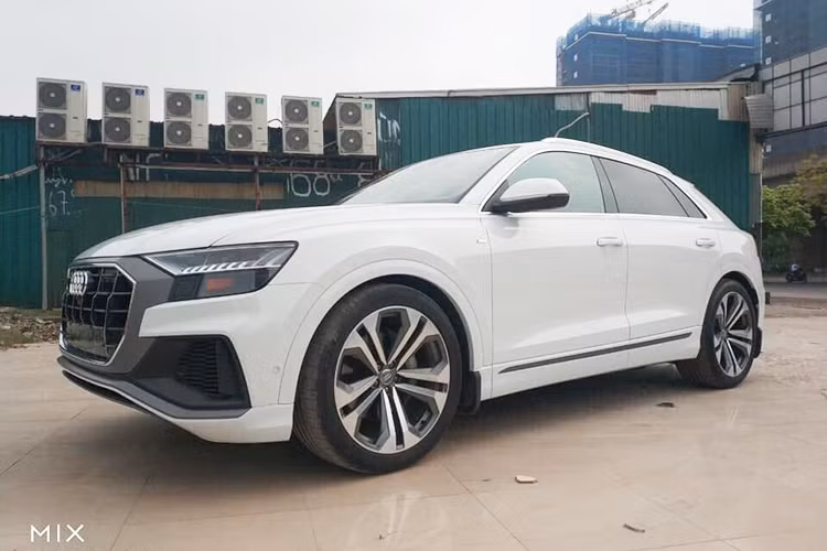 Mẫu SUV hạng sang Audi Q8 mới được xếp vào phân khúc SUV-coupe cùng với BMW X6 và Mercedes-Benz GLE coupe. Ngoại hình chiếc xe khác biệt so với dòng Q-Series của Audi với ngôn ngữ thiết kế mới, mang đường nét từ mẫu sedan hạng sang A8. Chiếc xe Q8 bản 2019 này được đại lý tư nhân đưa về Hà Nội là bản cao cấp nhất.