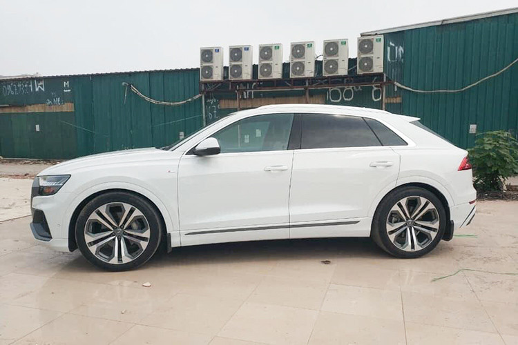 Động cơ của Audi Q8 là loại V6 3,0 lít, tạo ra công suất 340 mã lực và 500 Nm, đi kèm là hệ dẫn động 4 bánh toàn thời gian Quattro và hộp số tự động 8 cấp Tiptronic. Các con số trên sẽ giúp Audi Q8 tăng tốc từ 0-100 km/h trong khoảng 6 giây và tốc độ tối đa là 250 km/h. Lượng nhiên liệu tiêu thụ của xe khoảng 8,9 lít - 9,1 lít/100 km.