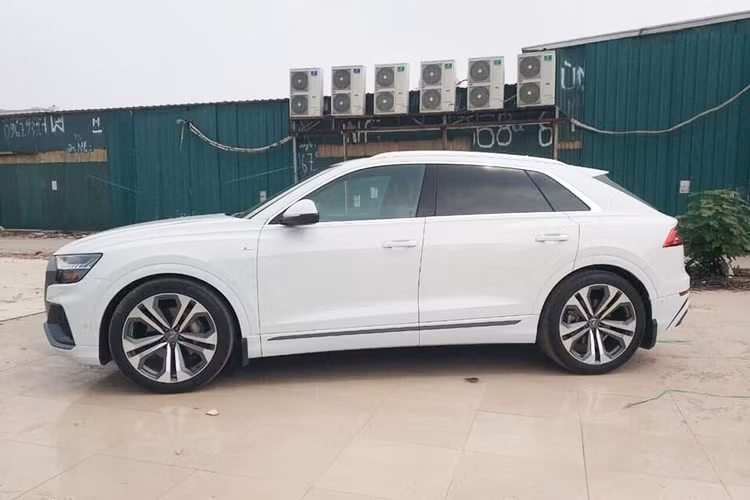 Động cơ của Audi Q8 là loại V6 3,0 lít, tạo ra công suất 340 mã lực và 500 Nm, đi kèm là hệ dẫn động 4 bánh toàn thời gian Quattro và hộp số tự động 8 cấp Tiptronic. Các con số trên sẽ giúp Audi Q8 tăng tốc từ 0-100 km/h trong khoảng 6 giây và tốc độ tối đa là 250 km/h. Lượng nhiên liệu tiêu thụ của xe khoảng 8,9 lít - 9,1 lít/100 km.