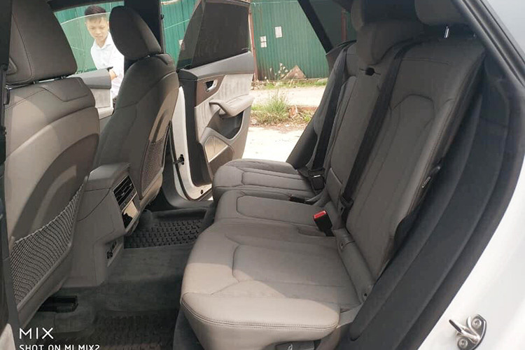 Hàng ghế sau của Audi Q8 rất rộng rãi và thoải mái, được tích hợp điều hòa độc lập, sưởi ghế và được điều khiển thông qua một màn hình cảm ứng nhỏ ở phía sau bệ tì tay của hàng ghế trước. Bên dưới đó là hai cổng USB có chức năng để sạc điện thoại khi cần thiết.