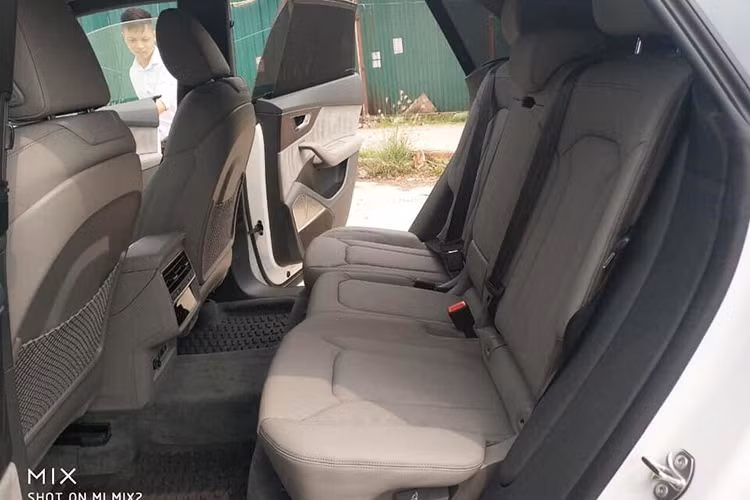 Hàng ghế sau của Audi Q8 rất rộng rãi và thoải mái, được tích hợp điều hòa độc lập, sưởi ghế và được điều khiển thông qua một màn hình cảm ứng nhỏ ở phía sau bệ tì tay của hàng ghế trước. Bên dưới đó là hai cổng USB có chức năng để sạc điện thoại khi cần thiết.