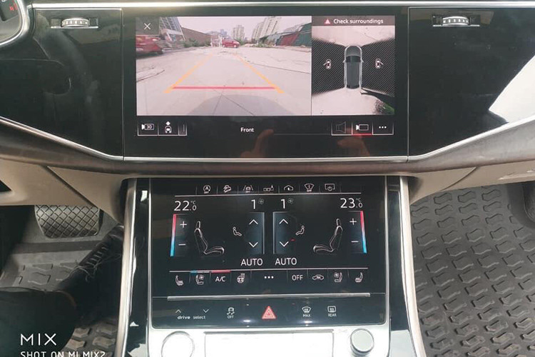 Điểm đáng tiền của khoang nội thất này còn nằm ở hệ thống loa tùy chọn Bang &amp; Olufsen 3D có giá 5.000 USD, tức khoảng 115 triệu đồng. Khi chọn trang bị này, khu vực loa ở cửa xe sẽ được làm từ kim loại vô cùng cao cấp cùng với hai phần loa treble có khả năng trồi lên và gập xuống.