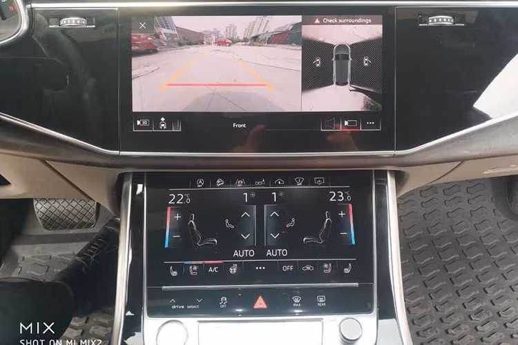 Điểm đáng tiền của khoang nội thất này còn nằm ở hệ thống loa tùy chọn Bang &amp; Olufsen 3D có giá 5.000 USD, tức khoảng 115 triệu đồng. Khi chọn trang bị này, khu vực loa ở cửa xe sẽ được làm từ kim loại vô cùng cao cấp cùng với hai phần loa treble có khả năng trồi lên và gập xuống.