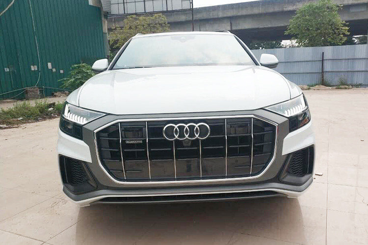 Audi Q8 mới gây ấn tượng mạnh với lưới tản nhiệt Singleframe thể thao, đèn pha và hậu dạng LED có thiết kế đẹp mắt. Ngoài ra, phải kể đến cụm đèn pha HD Matrix LED cho chiếc SUV hạng sang đầu bảng này. Xe sở hữu bộ mâm hợp kim 5 chấu, hai tông màu khá đẹp mắt.
