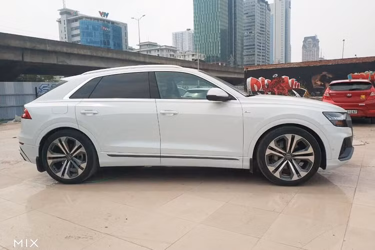 Về kích thước, chiếc xe Audi Q8 2019 mới tại Việt Nam sở hữu hữu mầu sơn trắng này dài 4,99 m, rộng 2 m và cao 1,71 m. Xe rộng hơn, ngắn hơn và thấp hơn so với "người anh em" Audi Q7. Chiều dài cơ sở gần 3m.