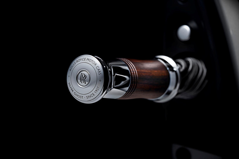 Dựa trên nền tảng của mẫu siêu xe sang Rolls-Royce Ghost Series II nên Silver Ghost Collection vẫn được trang bị khối động cơ Twin-Turbo V12 6.6L sản sinh công suất 563 mã lực và tốc độ tối đa 245 km/h. 