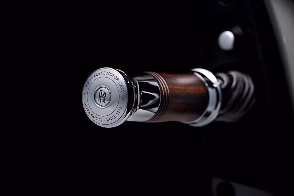 Dựa trên nền tảng của mẫu siêu xe sang Rolls-Royce Ghost Series II nên Silver Ghost Collection vẫn được trang bị khối động cơ Twin-Turbo V12 6.6L sản sinh công suất 563 mã lực và tốc độ tối đa 245 km/h. 