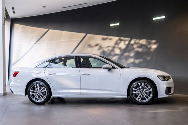 Audi A6 2025 tại Việt Nam chỉ có 1 phiên bản là S line 40 TFSI với giá bán khởi điểm 2,299 tỷ đồng. Xe sẽ tiếp tục cạnh tranh với những đối thủ như Mercedes-Benz E-Class và BMW 5-Series. Ở phiên bản mới, Audi A6 được trang bị gói ngoại thất thể thao S line được lấy cảm hứng từ các biến thể hiệu năng cao RS.