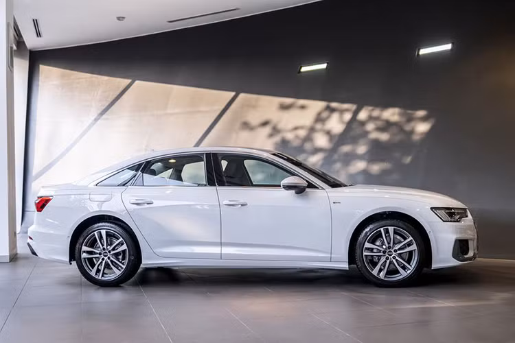 Audi A6 2025 tại Việt Nam chỉ có 1 phiên bản là S line 40 TFSI với giá bán khởi điểm 2,299 tỷ đồng. Xe sẽ tiếp tục cạnh tranh với những đối thủ như Mercedes-Benz E-Class và BMW 5-Series. Ở phiên bản mới, Audi A6 được trang bị gói ngoại thất thể thao S line được lấy cảm hứng từ các biến thể hiệu năng cao RS.